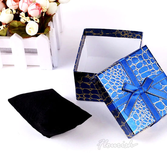 Boîte à bagues carrées en papier d'art bleu avec noeud papillon en argent
