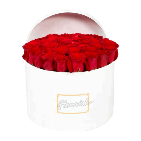 Emballage de fleurs de couleur rose romantique et tenant une boîte en carton pour la cérémonie de mariage