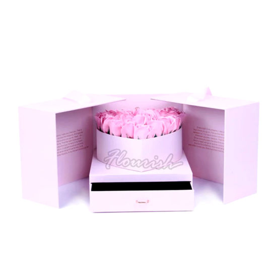 Emballage de fleurs de couleur rose romantique et tenant une boîte en carton pour la cérémonie de mariage