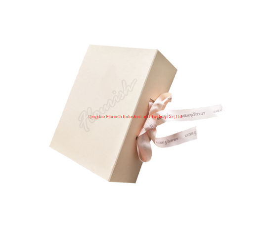Boîte cadeau de papier d'art beige de taille moyenne pour la fête et les événements avec ruban