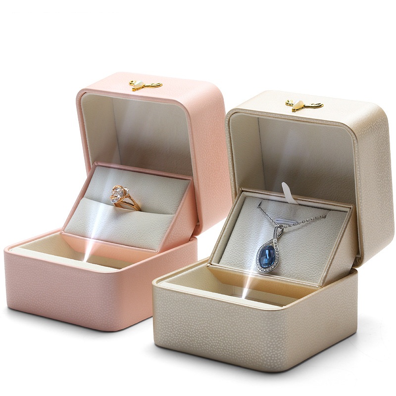 Boîte-cadeau de bijoux LED en cuir PU de luxe personnalisé